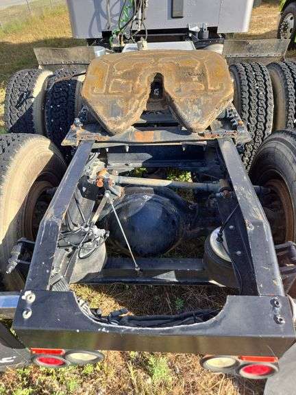 2015 Peterbilt 579 showing 465,411 mi, 24,008 hrs- runs