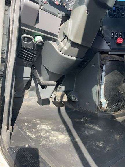 2013 Mack CXU613 showing 438,785 mi, 141,133 hrs- runs