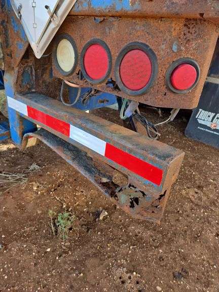 2010 Volvo VN showing 175,079 mi, hrs unknown - doesn't run