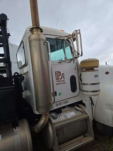 2002 Peterbilt Winch Truck 379 showing 6,294mi, hrs unkown- runs