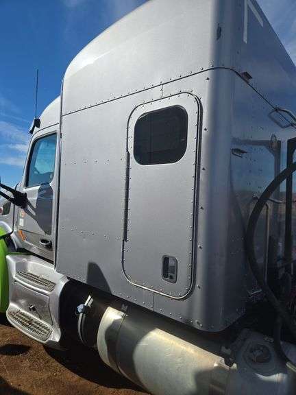 2015 Peterbilt 579 showing 370,184 mi, 14,618 hrs - runs