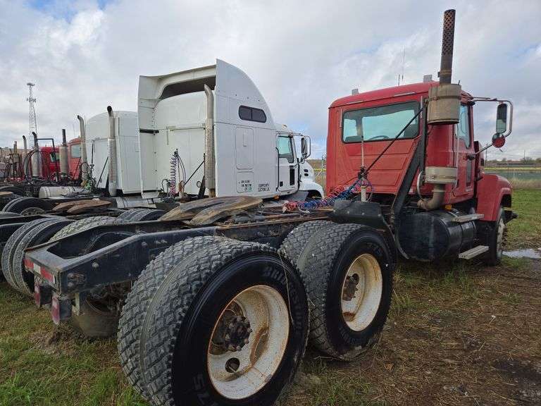 2008 Mack CHU613 showing 41,791 mi, 7,598 mi- doesn't run