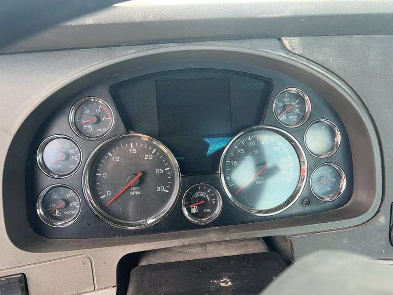 2018 Kenworth T880 showing 26,719 mi, hrs unknown - doesn't run