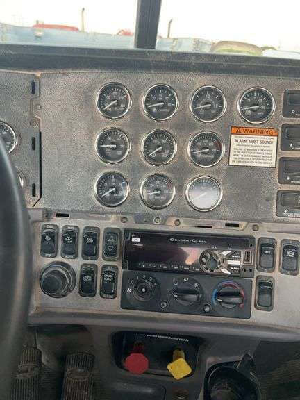 2015 Peterbilt 389 showing 53,258 mi, 8,978 hrs- runs