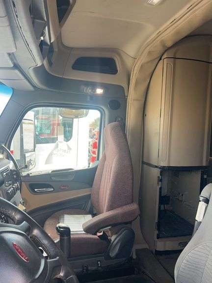 2015 Peterbilt 579 507,402 mi, hrs unknown- doesn't run