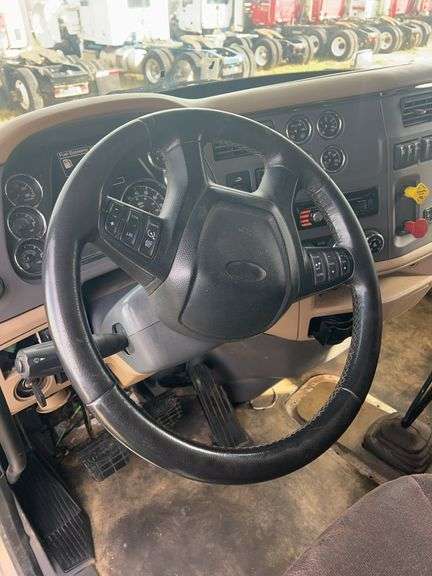 2015 Peterbilt 579 showing 465,411 mi, 24,008 hrs- runs