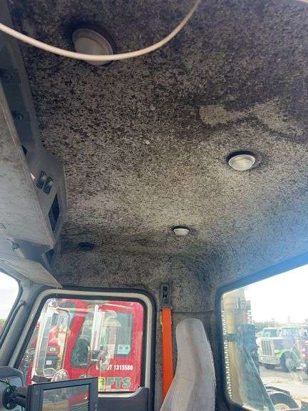 2013 Mack CXU613 showing 376,107 mi, 8,830 hrs - doesn’t run