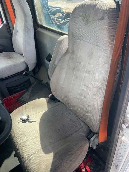 2013 Mack CXU613 showing 376,107 mi, 8,830 hrs - doesn’t run