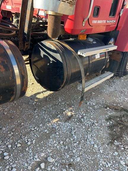 2008 Mack CHU613 showing 43,154 mi, 8,316 hrs- doesn't run