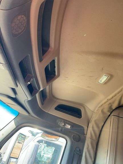 2015 Peterbilt 579 showing 370,184 mi, 14,618 hrs - runs