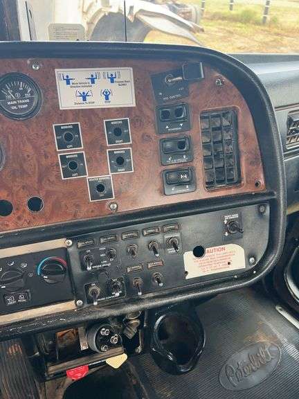 2002 Peterbilt Winch Truck 379 showing 6,294mi, hrs unkown- runs