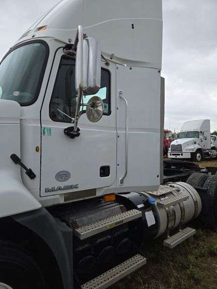 2013 Mack CXU613 showing 359,326 mi, 8,691 hrs - runs