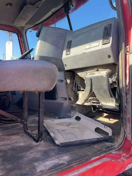 2011 Mack CHU613 showing 39,348 mi, 16,109 hrs- runs