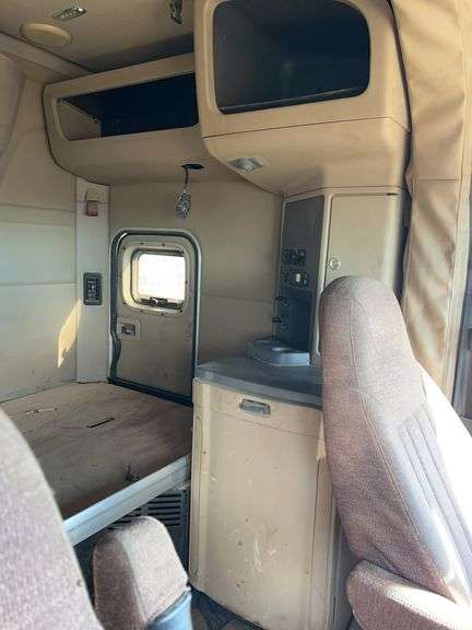 2015 Peterbilt 579 showing 370,184 mi, 14,618 hrs - runs