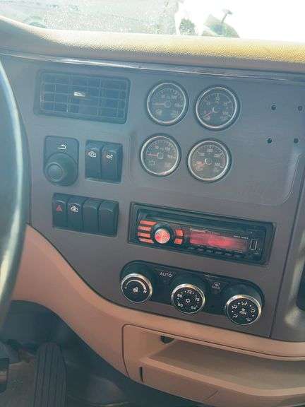 2015 Peterbilt 579 showing 453,390 mi, 22,671 hrs - runs