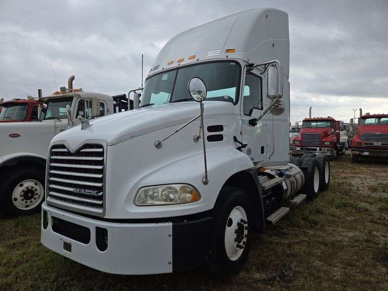 2013 Mack CXU613 showing 359,326 mi, 8,691 hrs - runs