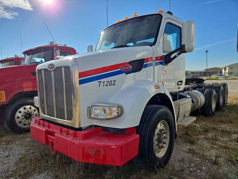 2014 Peterbilt 567 showing 44,798 mi, 5,118 hrs- runs
