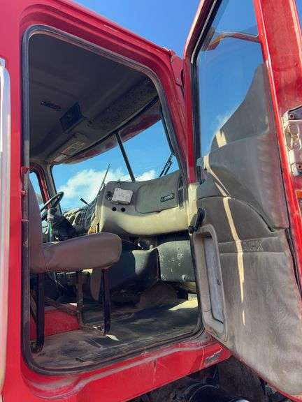 2007 Mack CHN613 showing 55,977 mi, 15,504 hrs- doesn't run