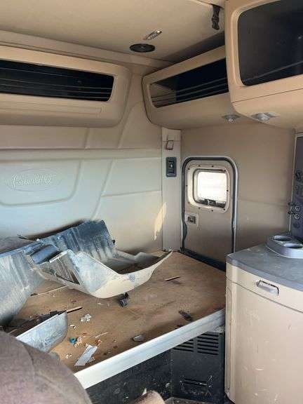 2015 Peterbilt 579 showing 500,775 mi, 26,318 hrs - doesn't run