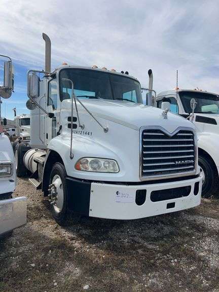 2012 Mack CXU613 showing 701,487 mi, 15,325 hrs - runs