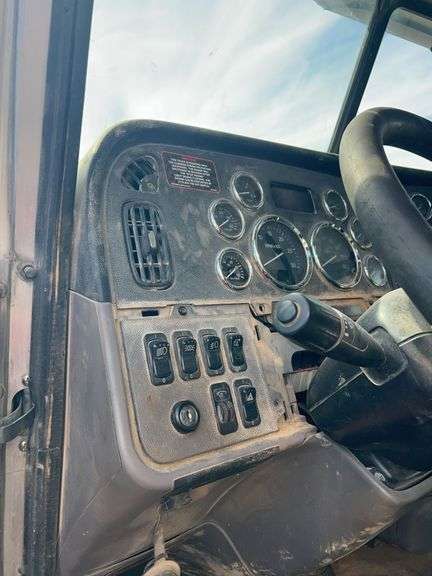 2014 Peterbilt 388 showing 425,273 mi, hrs unknown - doesn't run