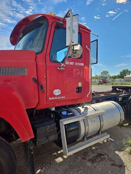 2012 Mack CHU13 showing 28,654 mi, 15,876 hrs- runs
