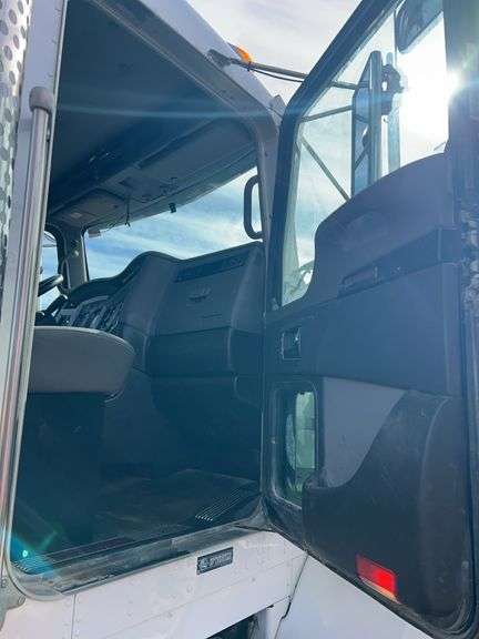 2019 Kenworth T8 showing 13,248 mi, 2,512 hrs - runs