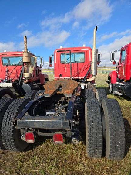 2007 Mack CHN613 showing 55,977 mi, 15,504 hrs- doesn't run