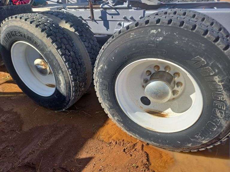 2014 Peterbilt 388 showing 425,273 mi, hrs unknown - doesn't run