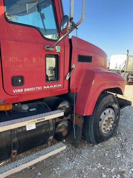 2008 Mack CHU613 showing 43,154 mi, 8,316 hrs- doesn't run