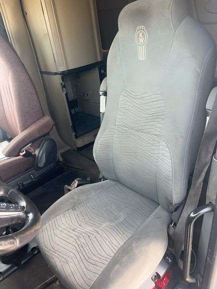 2015 Peterbilt 579 507,402 mi, hrs unknown- doesn't run