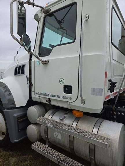 2007 Mack CTP713 showing 47,533 mi, 9999 hrs - runs