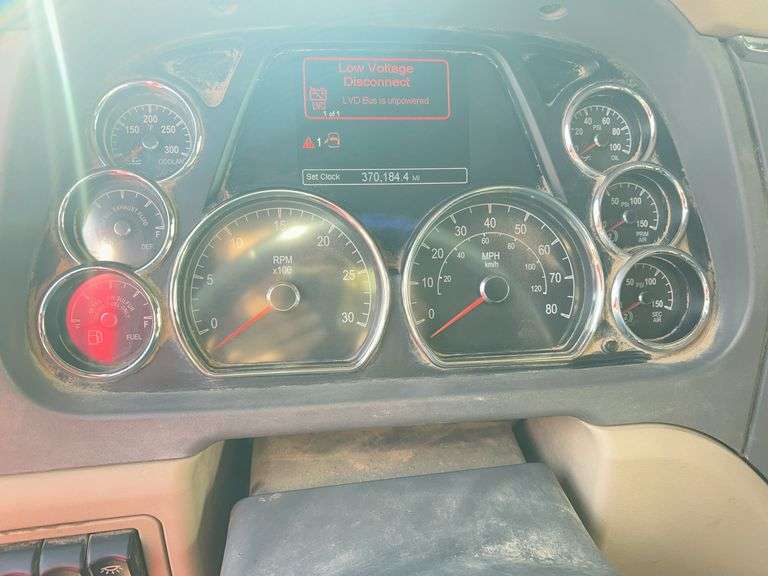 2015 Peterbilt 579 showing 370,184 mi, 14,618 hrs - runs