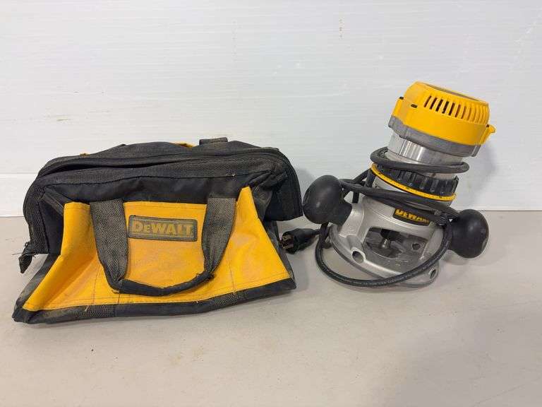 DeWalt fixed router base w/ bag - works