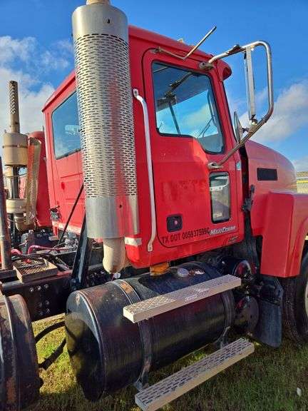 2007 Mack CHN613 showing 55,977 mi, 15,504 hrs- doesn't run
