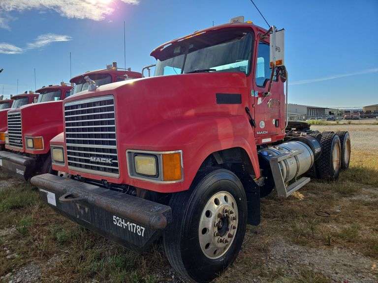 2011 Mack CHU613 showing 38,136 mi, hrs unknown- doesn't run