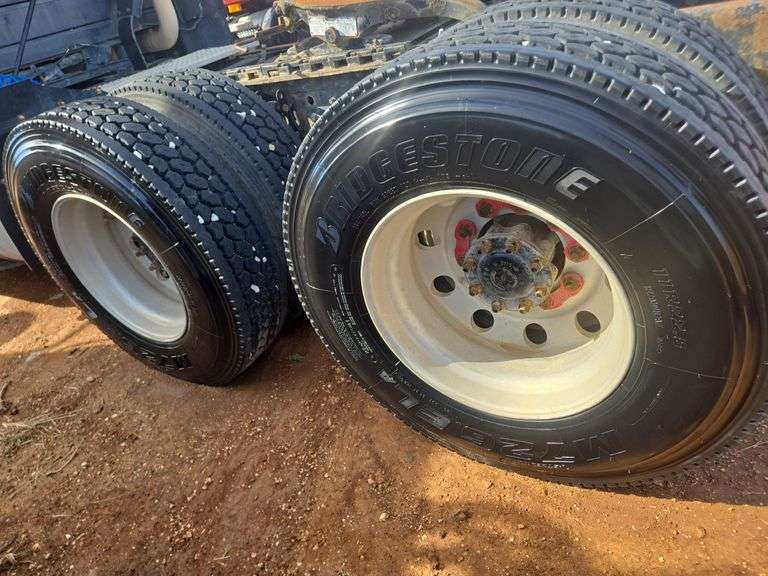 2003 Volvo showing 862,463 & 82,463 mi, 3,909 hrs - doesn't run