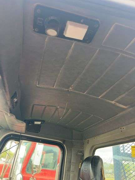 2002 Peterbilt Winch Truck 379 showing 6,294mi, hrs unkown- runs