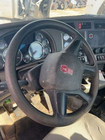 2018 Kenworth T880 showing 26,719 mi, hrs unknown - doesn't run