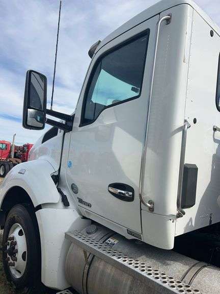 2018 Kenworth T880 showing 13,663 mi, 5,470 hrs - runs