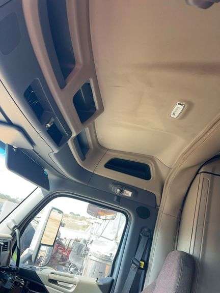 2015 Peterbilt 579 showing 416,100 mi, 22,250 hrs - runs