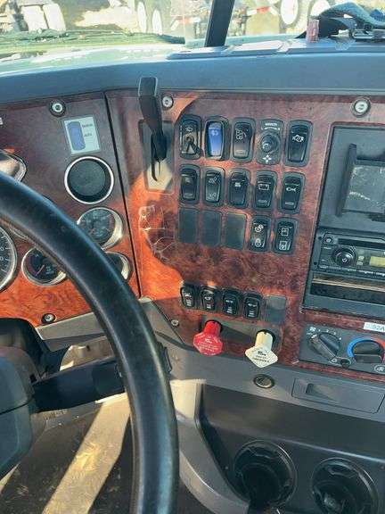 2011 Mack CXU613 showing 331,782 mi, 10,113 hrs- runs