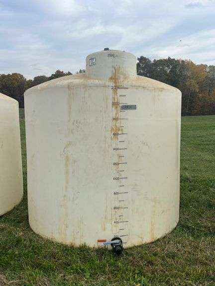 2,550 GALLON POLY TANK