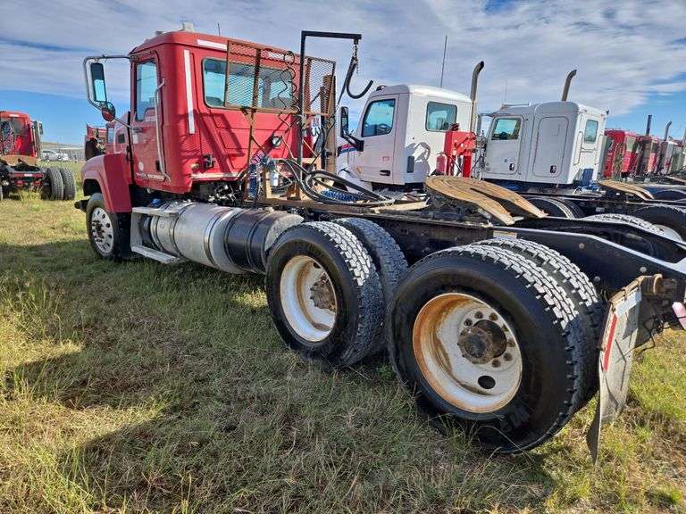 2012 Mack CHU613 showing 88,859 mi, 12,352 hrs - doesn't run