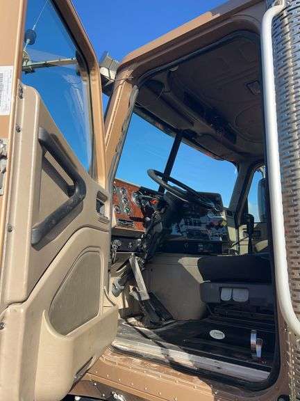 2015 International 9900 showing 218,605 mi, 6,078 hrs- runs