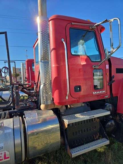 2011 Mack CHU613 showing 41,538 mi, 8,229 hrs- doesn't run