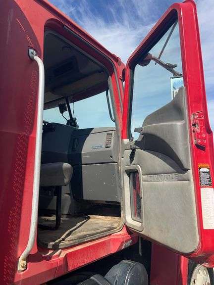 2008 Mack CHU613 showing 61,447 mi, 15,684 hrs - runs