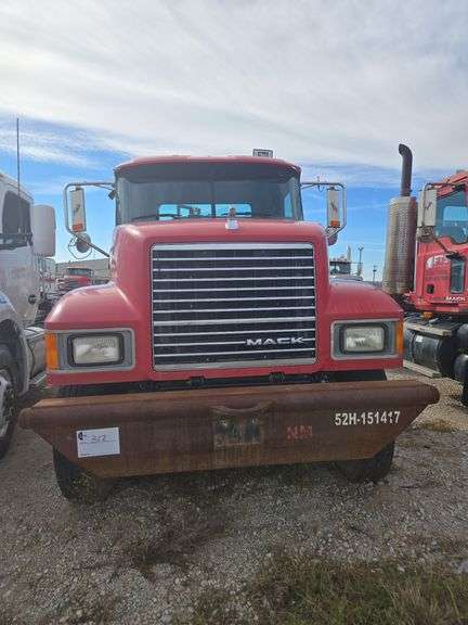 2015 Mack CHU613 showing 43,870 mi, 6,916 hrs - runs