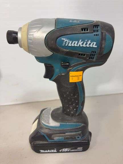 (2) Makita drills w/ battery charger - works