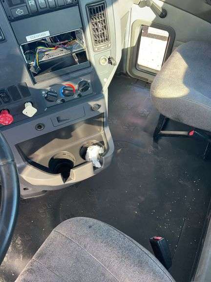 2014 Mack CXU613 showing 501,255 mi, hrs unknown- runs